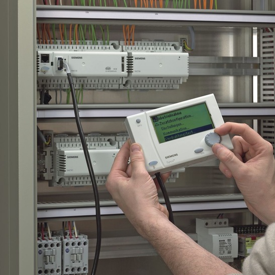 Modularer HLK-Regler Synco 700 mit Erweiterungsmodulen und lokaler Bedienung.