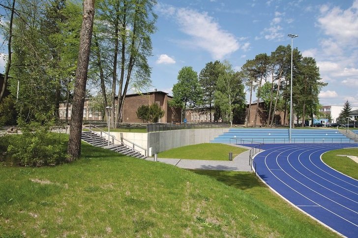 Das Flachdach der neuen Sporthalle der Berlin Brandenburg International School entwässert in eine 300-m3-Zisterne, mit der die Randflächen des Stadions bewässert sowie 15 WCs und zwei Urinale gespült werden.