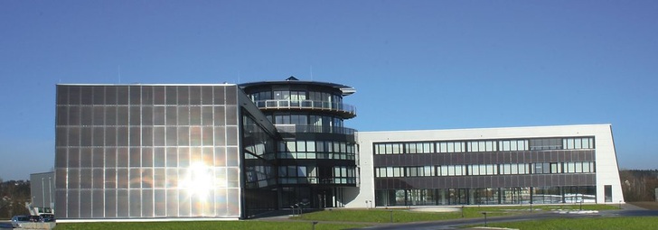 Bei seinem neuen Technologie- und Logistikzentrum in Eggenfelden setzt Hawi Energietechnik beim Energiekonzept u.a. auf die solar unterstützte Kälteerzeugung mittels einer Absorptionskältemaschine.