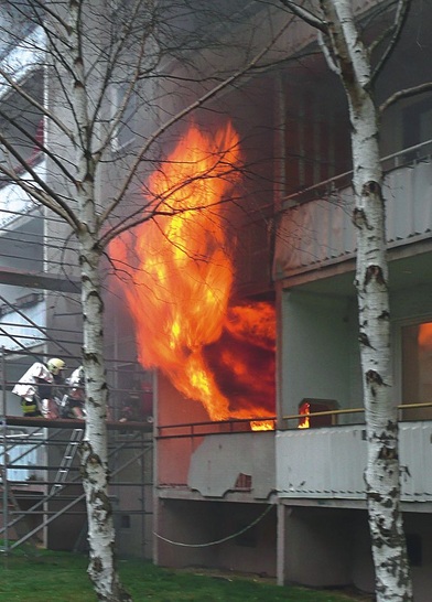 Ein Bild des Grauens: In Minutenschnelle breitet sich ein Feuer im Raum aus und wird über unzureichend geschützte Installationsschächte in darüber liegende Ebenen verteilt. - © Deutsche Rockwool
