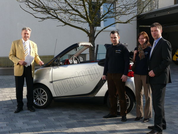 Oventrop-Marketingleiter Werner Dickmann (links) überreicht das Fahrzeug an Christian Wolkowitz (Mitte) mit seiner Lebensgefährtin, Bettina Lüth; rechts im Bild: Oventrop Außendienst-Mitarbeiter Danny Ruhnke.