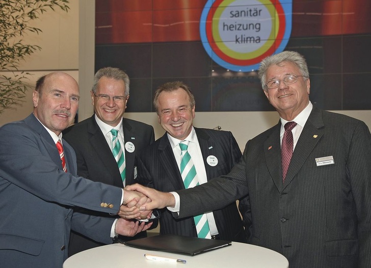 Haben einen Kooperationsvertrag zum verstärkten Einsatz von Hocheffizienzpumpen im Rahmen der Aktion “Heizungs-Check“ unterzeichnet (v.l.): Michael von Bock und Polach, ZVSHK-Hauptgeschäftsführer; Udo Kunz, Leiter Vertrieb und Marketing Heizung Deutschland, Wilo; Peter Stamm, Vertriebsleiter Deutschland Wilo; Werner Obermeier, Vizepräsident ZVSHK.