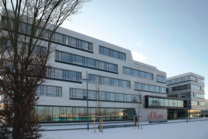 Die neue Firmenzentrale von s.Oliver. Unterstützt von ansprechender Optik und behaglichem Raumklima sollen die Beschäftigten ihrer Kreativität freien Lauf lassen können.