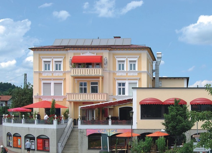 Das Haus von Ulrich Ohliger stammt aus dem Jahr 1880, die Fassade wurde gerade komplett renoviert. Im März 2000 eröffnete er im Erdgeschoss eine Hacienda mit Tapasbar. Die thermische Solaranlage deckt im Sommer mehr als 90% der Trinkwassererwärmung. - © perma-trade
