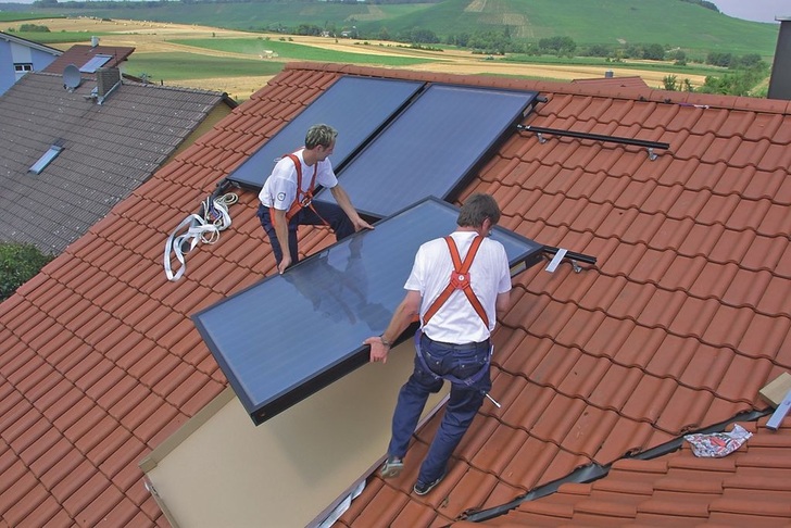 Rotex: Die neuen Solaris-Kollektoren werden werkzeuglos montiert.