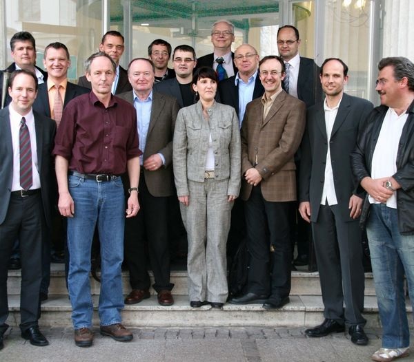 Die Gründungsmitglieder des “18599 Gütegemeinschaft e.V.“: Vertreter der Firmen BKI, Ennovatis, Envisys, Hottgenroth, Leuchter, Kern, ROWA Soft, Solar-Computer und Visionworld. - © Solar-Computer
 Die Gründungsmitglieder des “18599 Gütegemeinschaft e.V.“: Vertreter der Firmen BKI, Ennovatis, Envisys, Hottgenroth, Leuchter, Kern, ROWA Soft, Solar-Computer und Visionworld.