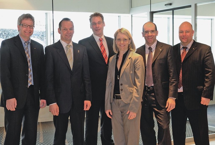 Die neue Vertriebsspitze von Uponor für den deutschen Markt (v.l.): Andreas Kregler (Bereichsleiter Wärme-, Gas- und Wasserversorgung), Georg Goldbach ­(Gesamtvertriebs- und Marketingleiter Deutschland), Christoph Reinhardt (Vertriebsleiter), Tanja SchambergerRuppert (Bereichsleiterin Fachhandwerk), Oliver Semsch (Bereichsleiter Großhandel) und Axel Echtermeyer (Bereichsleiter Projektgeschäft).