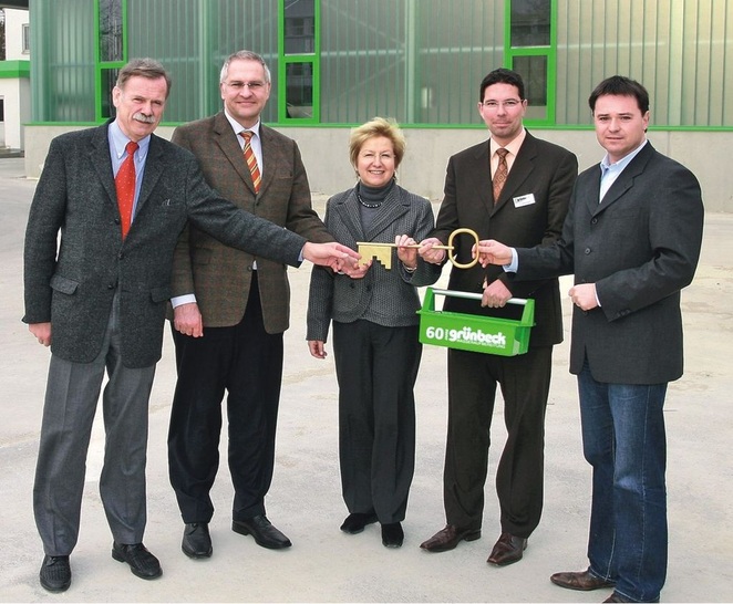 Schlüsselübergabe für die erweiterte Projekthalle (v.l.): Die beiden Grünbeck-Geschäftsführer Walter Ernst und Dr. Günter Stoll, Hildegard Wanner, 1. Bürgermeisterin von Höchstädt, Peter Lachenmeir, bei Grünbeck verantwortlich für die Kaufmännische Verwaltung und Materialwirtschaft und der Architekt Dieter Keller. - © Grünbeck
 Schlüsselübergabe für die erweiterte Projekthalle (v.l.): Die beiden Grünbeck-Geschäftsführer Walter Ernst und Dr. Günter Stoll, Hildegard Wanner, 1. Bürgermeisterin von Höchstädt, Peter Lachenmeir, bei Grünbeck verantwortlich für die Kaufmännische Verwaltung und Materialwirtschaft und der Architekt Dieter Keller.
