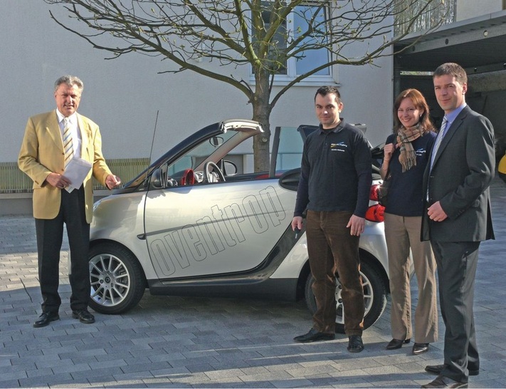 Oventrop-Marketingleiter Werner Dickmann (links) überreicht das Fahrzeug an Christian Wolkowitz (Mitte) mit seiner Lebensgefährtin, Bettina Lüth; rechts im Bild: Oventrop Außendienst-Mitarbeiter Danny Ruhnke. - © Oventrop
