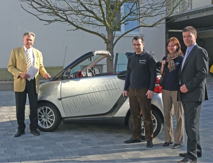 Oventrop-Marketingleiter Werner Dickmann (links) überreicht das Fahrzeug an Christian Wolkowitz (Mitte) mit seiner Lebensgefährtin, Bettina Lüth; rechts im Bild: Oventrop Außendienst-Mitarbeiter Danny Ruhnke.