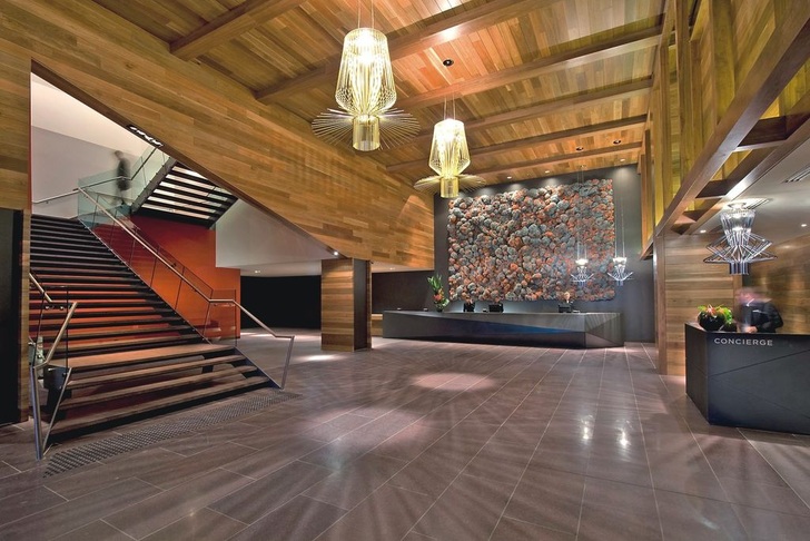 Die Lobby des Hilton in South Wharf Melbourne. Das Hotel ist eines der kürzlich in Australien gewonnen Projekte. Hansgrohe stattete die Suiten mit Brausen aus. - © Hansgrohe
