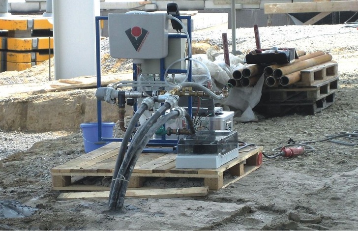 Omnium Technic: Das für Erdwärmesonden gängige Sondenmaterial Polyethylen (PE) lässt CO2 in den Solekreislauf diffundieren, was nach sommerlichem Stillstand zu Anlaufschwierigkeiten führen kann.