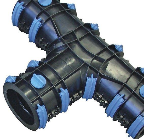 Brugg: Die Isolierschalen des CalpexNiedertemperatursystems werden mit einem Klammersystem schnell installiert. - © Brugg
 Brugg: Die Isolierschalen des CalpexNiedertemperatursystems werden mit einem Klammersystem schnell installiert.