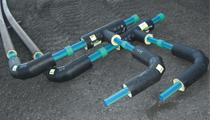 Aquatherm: Werkseitig gedämmte Nahwärmeleitungen für Trinkwasser- und Heizungsnetze. - © Aquatherm
 Aquatherm: Werkseitig gedämmte Nahwärmeleitungen für Trinkwasser- und Heizungsnetze.