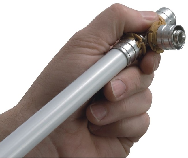 Eine noch schnellere Fittingmontage bietet die neueste Generation des Uponor Verbundrohrsystems in der Dimension 14 bis 32 mm. Einfach aufstecken, verpressen, fertig. Das Kalibrieren und Entgraten entfällt. - © Uponor
 Eine noch schnellere Fittingmontage bietet die neueste Generation des Uponor Verbundrohrsystems in der Dimension 14 bis 32 mm. Einfach aufstecken, verpressen, fertig. Das Kalibrieren und Entgraten entfällt.