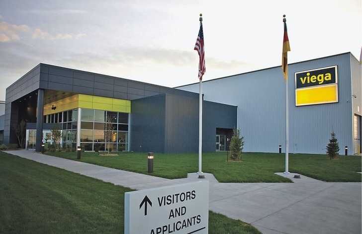 Im neuen Fertigungs- und Logistikcenter in McPherson (Kansas, USA) fertigt Viega Kunststoffrohrsysteme für den US-amerikanischen Markt. - © Viega
 Im neuen Fertigungs- und Logistikcenter in McPherson (Kansas, USA) fertigt Viega Kunststoffrohrsysteme für den US-amerikanischen Markt.