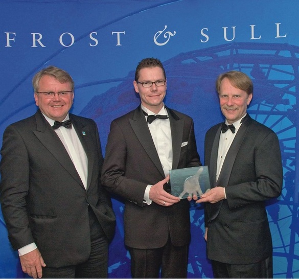 KSB: Dr. Manfred Oesterle (links), Leiter Produktmanagement/Entwicklung Automation und Daniel Gontermann (Mitte), Leiter des Bereiches Automation, nehmen für KSB den „2009 Green Excellence Environmental Activism Award“ der Unternehmensberatung Frost & Sullivan in Empfang.