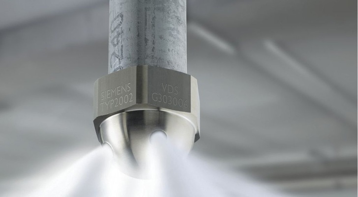 Sinorix 1230 nutzt das Löschmittel NovecTM 1230 Fire Protection Fluid von 3M. Bei Erreichen der notwendigen ­Löschkonzentration entzieht es dem Brandherd genügend Energie, um das Feuer zu löschen. Dieser Effekt wird unterstützt durch eine chemische Reduktion des Luftsauerstoffs. - © Siemens
