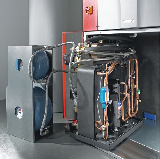 Zehnder ComfoBox mit modularem Aufbau: Alle integrierten Komponenten, wie hier die Sole/Wasser-Wärmepumpe, sind über die Frontseite zu erreichen. - © Zehnder
 Zehnder ComfoBox mit modularem Aufbau: Alle integrierten Komponenten, wie hier die Sole/Wasser-Wärmepumpe, sind über die Frontseite zu erreichen.