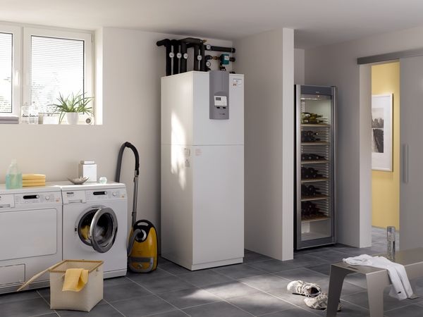 Sole/Wasser-Wärmepumpe mit integriertem Warmwasserspeicher.