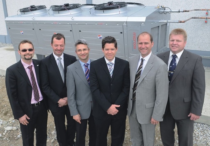 Das erste Güntner-GVX-Verflüssiger-System mit microox-Technologie vor einem großen Discounter in Süddeutschland mit Repräsentanten des Betreibers, Anlagenbauers und des Komponentenherstellers Güntner.
