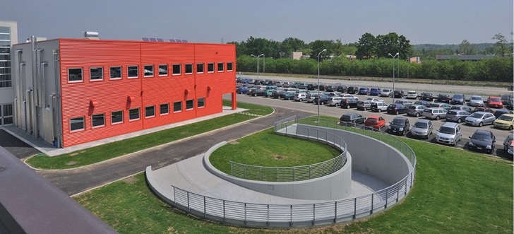 Das neue Forschungs­zentrum Cubo Rosso von Caleffi, das im Passiv-Haus-Standard errichtet worden ist. Zahlreiche Prüfstände unterstützen die Forschungs- und ­Entwicklungsarbeiten und ermöglichen spezielle Untersuchungen.