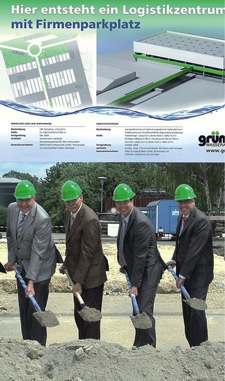 Grünbeck beim Spatenstich für das neue Logistik­zentrum in Höchstädt (v.l.): Die Geschäftsführer Dr. Günter Stoll und Walter Ernst mit Peter Lachenmeir (Prokurist) und Alexander Kammler (Projektleiter).