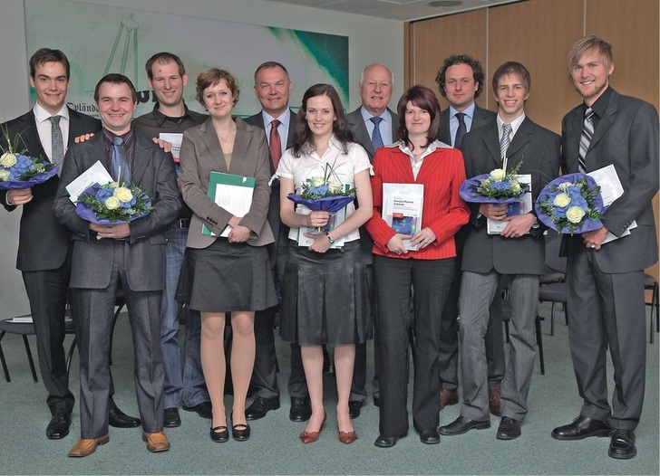 Die Preisträger beim „Wilo-Förderpreis für Gebäudeenergietechnik“ und die Initiatoren der Wilo Stiftung (v.l.): Florian Bruch (Hochschule Esslingen), Raimund Brauchle (Hochschule Biberach), Tobias Kempkens (FH Gelsenkirchen), Petra Niggemeier (FH Aachen), Jan Opländer, Barbara Baudzus (TU Dortmund), Dr. Jochen Opländer, Manuela Gille (FH Erfurt), Felix Opländer, Christoph Hezel (Hochschule Esslingen) und Simon Reich (Hochschule Esslingen). Ausgezeichnet wurde außerdem Laetitia Post (FH Aachen).