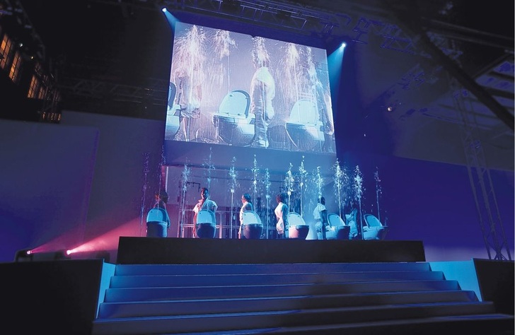Rund 7000 Gäste konnten auf den drei Veranstaltungen beim Geberit TOP Treff 09 in Hamburg (Foto), Duisburg und Nürnberg Entertainment der Extraklasse erleben. Unter anderem wurde auf sechs AquaClean Dusch-WCs ein Wasserballet inszeniert.