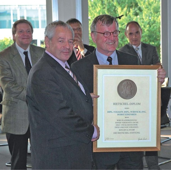 Horst Eisenbeis (links) wird von Jürgen Diehl in Anerkennung seiner Verdienste um die Heiz- und Klimatechnik das „Rietschel-Diplom“ verliehen. - © VdZ
