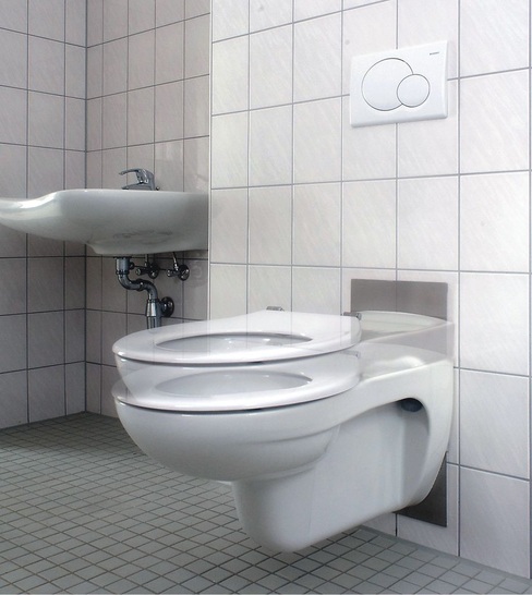 Vorausschauend. Mit dem Duofix Wand-WC-Element lässt sich die Sitzhöhe einer Toilette um 8 cm variieren.