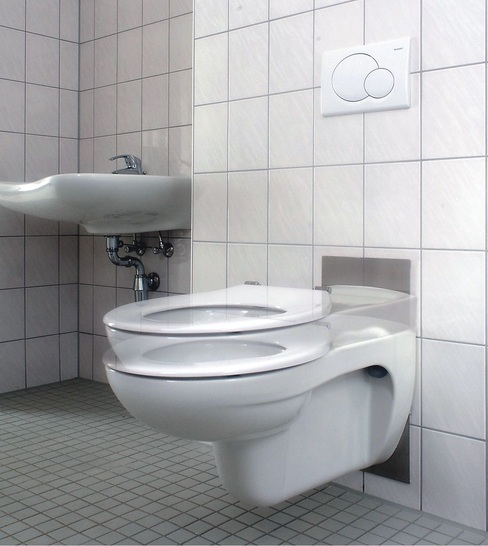 Vorausschauend. Mit dem Duofix Wand-WC-Element lässt sich die Sitzhöhe einer Toilette um 8 cm variieren. - © Geberit

