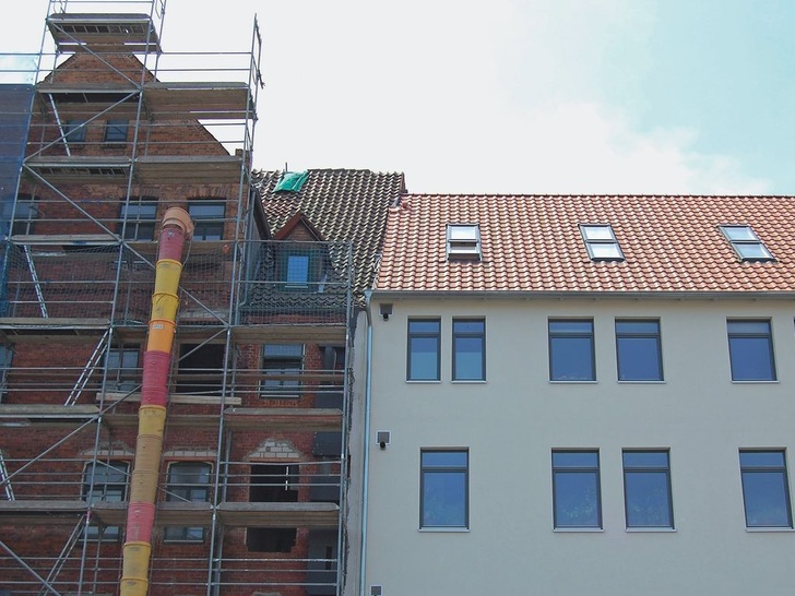 Modernisierung mit Passivhauskomponenten am Allerweg in Hannover-Linden. Der rechte Altbau ist bereits zum Passivhaus umgebaut, die energetische Modernisierung beim benachbarten Gebäude hat begonnen. Aktuell gibt es besonders günstige Förderbedingungen für Modernisierer. - © proKlima
 Modernisierung mit Passivhauskomponenten am Allerweg in Hannover-Linden. Der rechte Altbau ist bereits zum Passivhaus umgebaut, die energetische Modernisierung beim benachbarten Gebäude hat begonnen. Aktuell gibt es besonders günstige Förderbedingungen für Modernisierer.