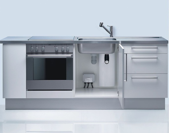 Stiebel Eltron: Mit der Lastumschaltbox als Mittler zwischen Herd und Durchlauferhitzer können beide Geräte über nur eine Stromquelle betrieben werden. - © Stiebel Eltron
 Stiebel Eltron: Mit der Lastumschaltbox als Mittler zwischen Herd und Durchlauferhitzer können beide Geräte über nur eine Stromquelle betrieben werden.