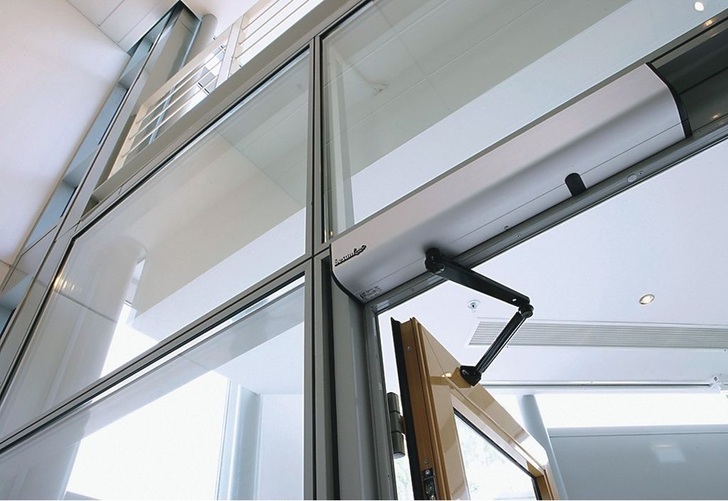 Besam: Extrem leiser Drehtürantrieb SW 100. - © besam.de
 Besam: Extrem leiser Drehtürantrieb SW 100.