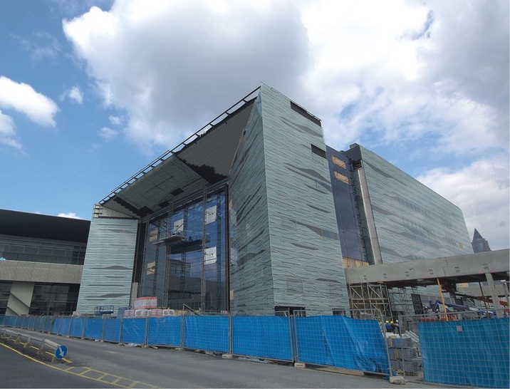 Als architektonisches Unikat greift die neue Messehalle 11 dennoch wesentliche Elemente der bestehenden Objekte auf und sorgt so für eine formale wie ästhetische Arrondierung des Frankfurter Messegeländes. - © Viega
 Als architektonisches Unikat greift die neue Messehalle 11 dennoch wesentliche Elemente der bestehenden Objekte auf und sorgt so für eine formale wie ästhetische Arrondierung des Frankfurter Messegeländes.