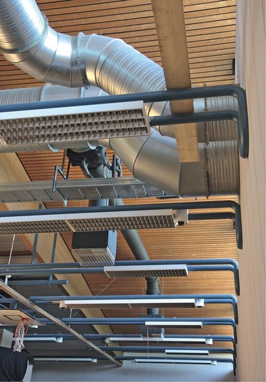 Die Lüftungsanlage mit ihren insgesamt 18 Auslässen legt ein „kühlendes Kissen“ über die Ausstellung „Imperium“, sodass die Hallentemperatur auch im Sommer etwa 20 °C beträgt. Zum individuellen Temperieren der Hallenbereiche sind an jedem der neun Abgänge Nachkühler installiert.