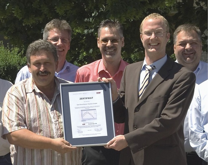 Kutzner + Weber: Rolf Haist (links) bei der Übergabe der Urkunde „zertifizierte Schallmessung“ durch Hark Kemlein-Schiller.