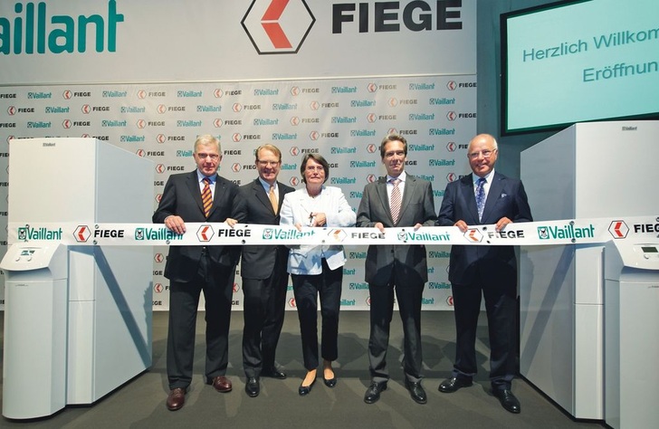 Eröffneten das neue Zentrallager in Neuss (v.l.): Dr. Hugo Fiege, Ralf-Otto Limbach, Geschäftsführer der Vaillant Group, Christa Thoben, Wirtschaftsministerin des Landes Nordrhein-Westfalen, Gregor Suwelack, Geschäftsführer TCL und Heinz Fiege, Vorstandsvorsitzende der Fiege Stiftung & Co. KG. - © Vaillant
