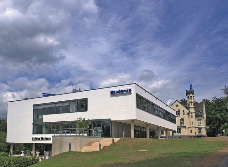 Die neue Buderus Akademie bietet modernste Möglichkeiten für die Schulung und Weiterbildung von Handwerkspartnern und Planern. Im Hintergrund die Villa, wo das ehemalige ­Informationszentrum untergebracht war.