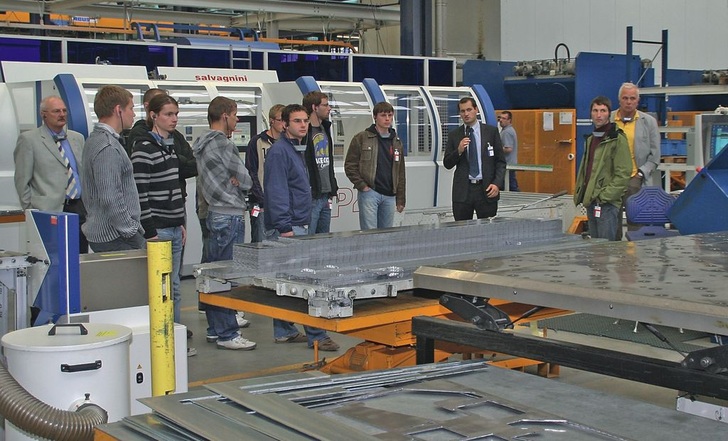 TGA-Studenten der HTW Leipzig bei der Besichtigung der RLT-Geräte-Produktion von Robatherm. - © Trogisch
