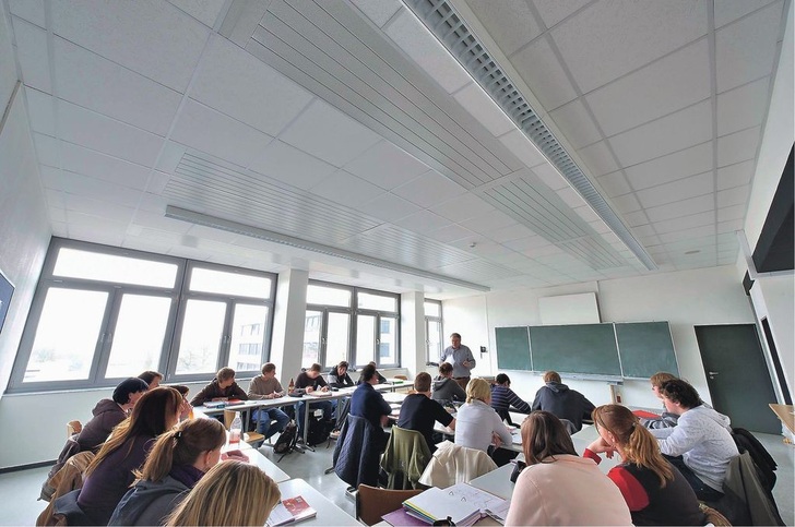 Heute profitieren alle Schüler der Kaufmännischen Schulen Tecklenburger Land von der neu ­installierten Deckenstrahlheizung. Eine dreimonatige Testphase hatte ergeben, dass sie die Behaglichkeit erheblich steigern und die Betriebskosten massiv senken kann.