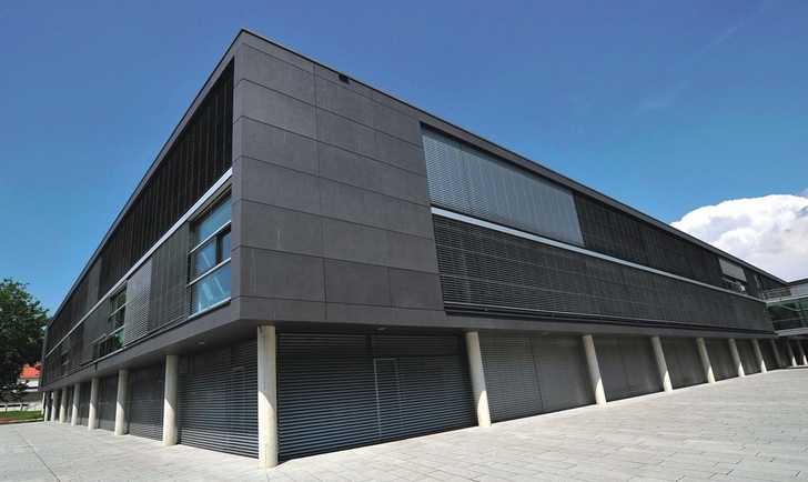 Beim Neubau des IT-Zentrums / International House der Universität Passau spielte Energieeffizienz eine entscheidende Rolle. Das Gebäude unterschreitet die EnEV 2002 um 67 % und liegt mit 20 kWh/(m²a) auf Passivhausniveau. - © Menerga
