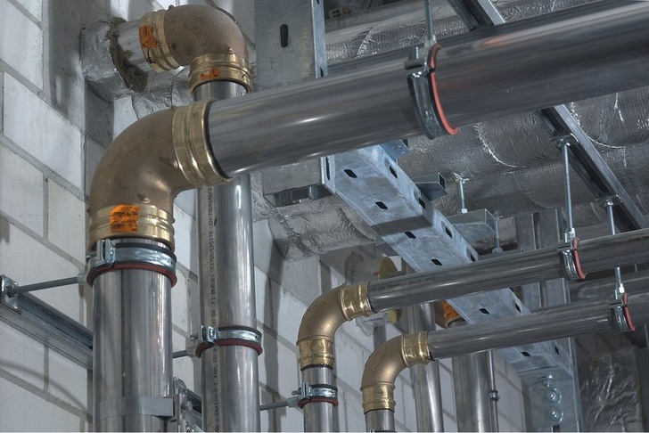 Durch das Nenn­weitenspektrum von 12 bis 108 mm, in dem das Sanpress-Rohr 1.4521 lieferbar ist, konnte die komplette Trinkwasser­anlage bedarfsgerecht ausgelegt werden. Auch das trägt zum Erhalt der Trinkwassergüte bei.