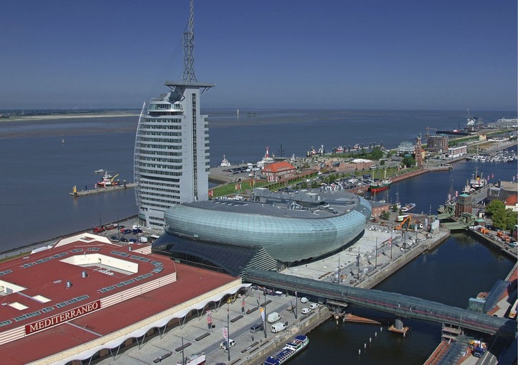 Columbus Center mit grandiosem Blick auf die Wesermündung, das Klimahaus ­Bremerhaven und das Hotel Atlantic Sail City in Form eines sich aufblähenden Segels.