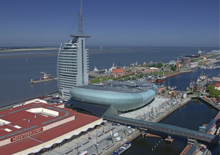 Columbus Center mit grandiosem Blick auf die Wesermündung, das Klimahaus ­Bremerhaven und das Hotel Atlantic Sail City in Form eines sich aufblähenden Segels. - © Berkefeld
