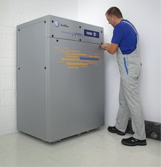 Volkswagen-BHKW EcoBlue bzw. ZuhauseKraftwerk mit 20 kW<sub>el</sub> und 36 kW<sub>th</sub>. Partnerunternehmen aus dem SHK-Handwerk installieren für LichtBlick das Aggregat. Es deckt die Heizlast zu 100 % ohne Spitzenlastwärmeerzeuger und ersetzt für einen Installationszuschuss von 5000 Euro die klassische Erdgas-Zentralheizung. - © LichtBlick / Manfred Witt
