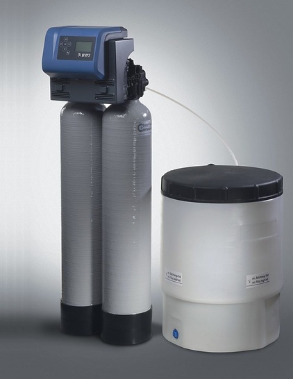 BWT: Trinkwasserenthärtungsanlage Rondomat Duo 1 mit einem Arbeitsbereich von 0,1 und 2,5 m³/h. - © BWT
