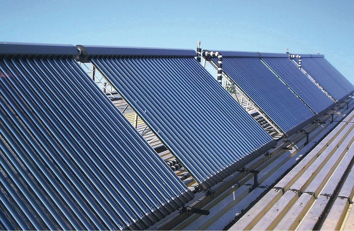 Zewotherm bietet für Haushalte mit bis zu sieben Personen Komplettsets für Solarthermie mit wahlweise Flach- oder Röhrenkollektoren. - © Zewotherm
