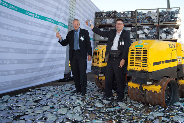 “Kein Pardon für Produktkopierer“: Am 30. September 2009 haben die Hansgrohe-Vorstände Richard Grohe (rechts) und Karl-Heinz Hammann (links) 10.000 beschlagnahmte Kopien der Handbrause Raindance vernichtet.